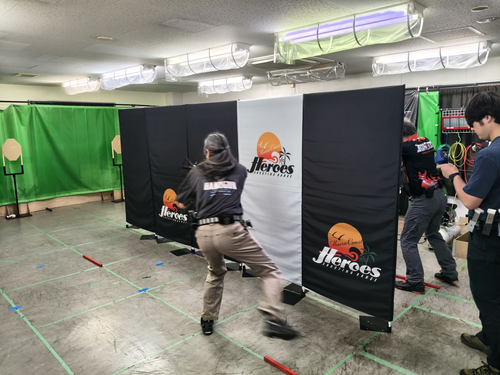 ステージを移動しながら射撃するメンバー